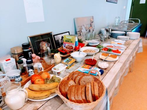 TanaAustertanakrystallen by Pure Lifestyle Arctic的桌上有面包和其他食物