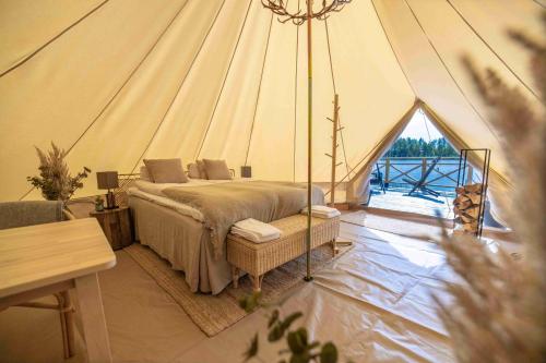 阿尔维斯尧尔Camp Gielas, Arvidsjaur的帐篷内的卧室,配有一张床