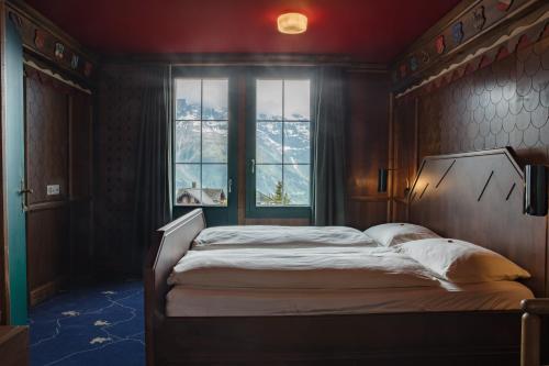 米伦Hotel Drei Berge的一间卧室设有一张大床和窗户
