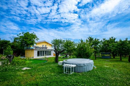 PatalenitsaКъща за гости Кала的庭院内带热水浴池的房子