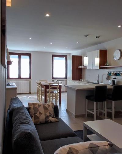 加尔多内-里维耶拉Casa Italo的带沙发的客厅和厨房