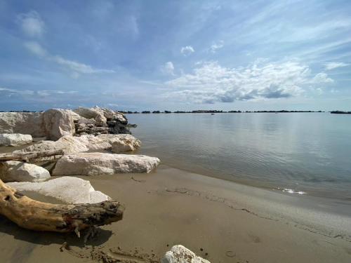 玛里纳蒂蒙内罗Maronda Camping的一群岩石在水体的岸边