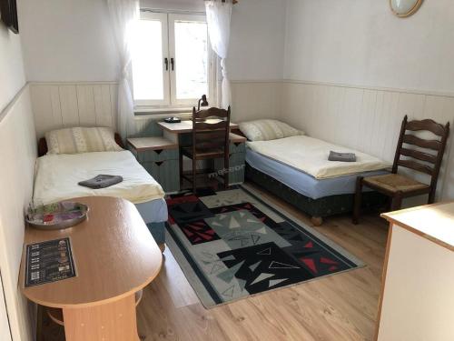 苏瓦乌基Zajazd Private的小房间设有两张床和一张桌子