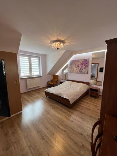 布斯克·兹德鲁伊Garden Villa的一间设有床铺和天花板的大卧室