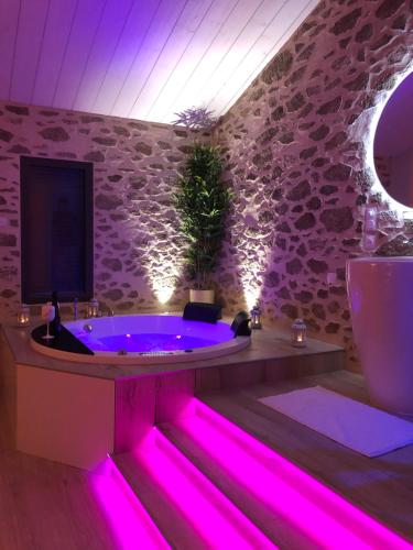 LʼÉpineL’idîle的浴室配有带粉红色照明的热水浴池