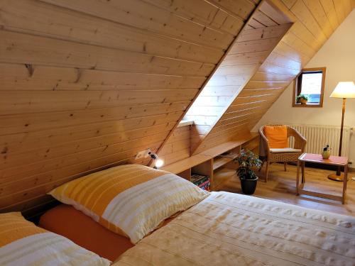 马林贝格Ferienwohnungen Stephan的配有木天花板的客房内的两张床