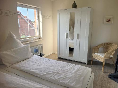 特希尔Pension Lotsenhaus的卧室设有一张白色大床和一扇窗户。