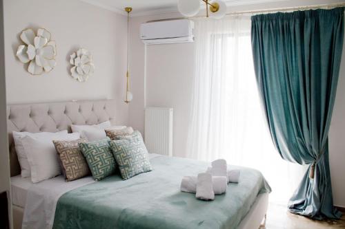 哈尔基斯Εrmis Mini Suite #2的一间卧室,配有一张带两个泰迪熊的床