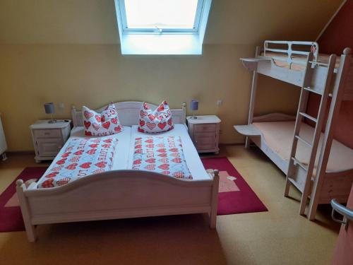 GeisaFerienwohnung Seeleshof的一间卧室配有一张床和两张双层床。