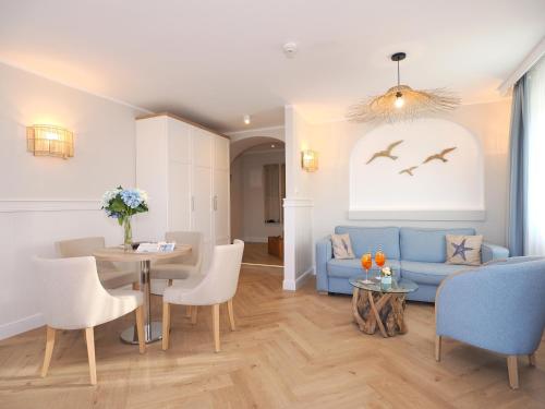 黑灵斯多夫Strandvillen Heringsdorf的客厅配有蓝色的沙发和桌子