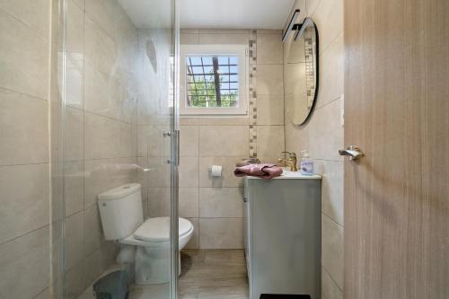 雷乌斯Mas Guineu的一间带卫生间和玻璃淋浴间的浴室