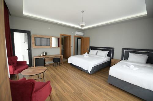 BostancıPOAL GROUP HOTELS的酒店客房配有两张床和一张书桌