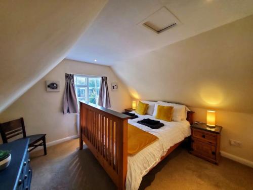 SarreCourt Cottage, 2 bed period house的一间卧室设有一张大床和一个窗户。