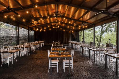 博尔塔纳wecamp Pirineos的用餐室配有桌椅和灯光