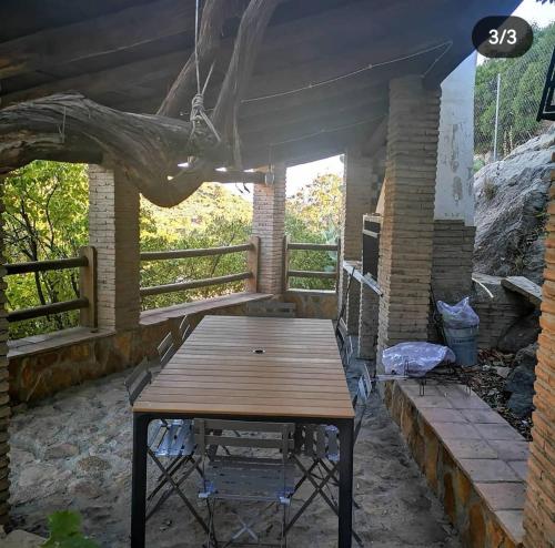 卡斯特里尔Casa Rural El Gandulillo的天井上的木桌和椅子