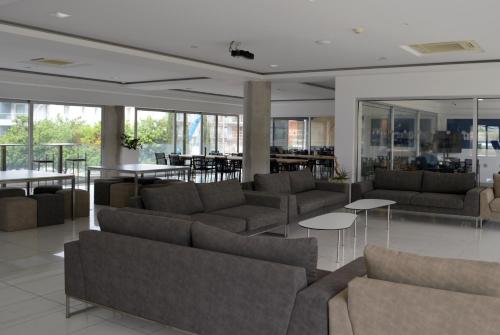 尼科西亚UC赫尔住宅酒店的带沙发和桌子的客厅以及窗户。