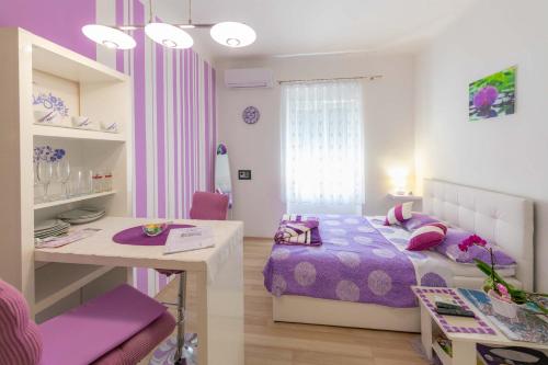 里耶卡Apartments Trend的一间小卧室,配有一张床和一张书桌