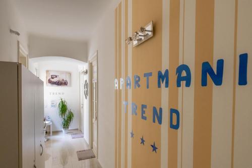 里耶卡Apartments Trend的一条带条纹墙的走廊,上面有字样的天线出租