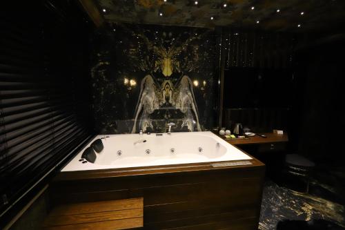 特拉布宗Bayrak Grand Hotel的浴室配有带头颅的浴缸。
