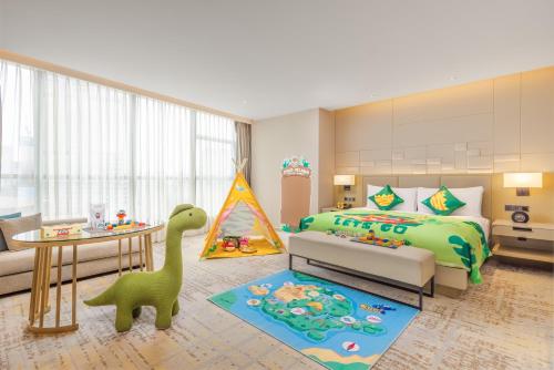 成都成都首座万豪酒店的儿童卧室配有1张恐龙床和1张桌子