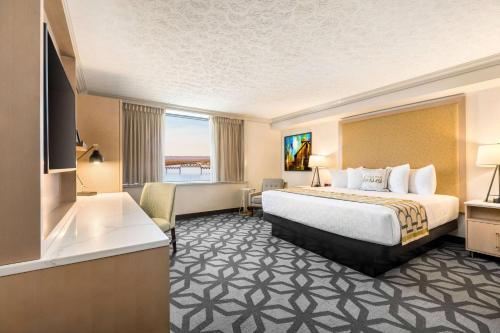 路易斯威尔高尔豪斯Trademark精选酒店的酒店客房,配有床和电视