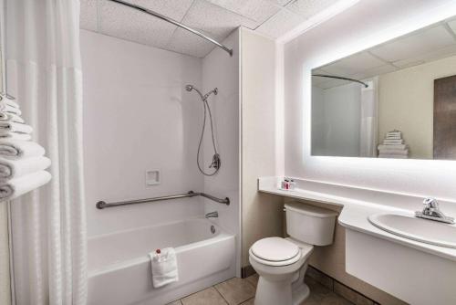 阿尔伯克基Hotel 505的浴室配有白色卫生间和盥洗盆。