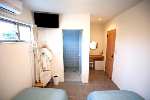 名户Hichu House ハイチューハウス的带淋浴、卫生间和盥洗盆的浴室
