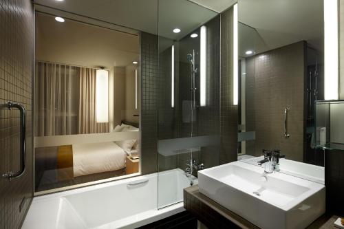 首尔Shilla Stay Mapo Hongdae的一间带水槽和大镜子的浴室