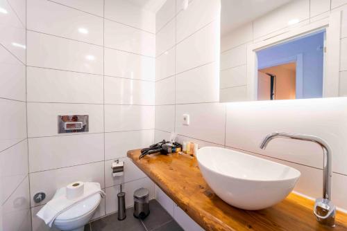 凯麦尔Kamkat Otel的白色的浴室设有水槽和镜子