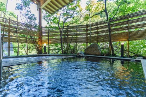 加贺Shirasagiyu Tawaraya的屋顶房屋内的游泳池