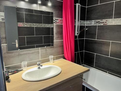 加来格尔福驿站酒店的一间带水槽和粉红色淋浴帘的浴室