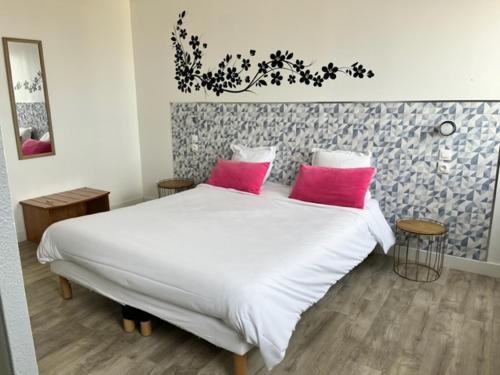 加来格尔福驿站酒店的卧室配有白色床和2个粉红色枕头