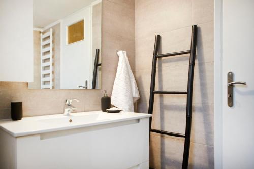 雅典Luxury Apartment with Exceptional View的一间带水槽和镜子的浴室