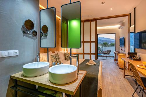 耶奥伊乌波利斯Georgioupolis Resort & Aqua Park的浴室设有木桌上的两个盥洗盆