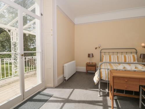 布里德波特The Westgate的一间卧室配有一张床、一张书桌和一个窗户。
