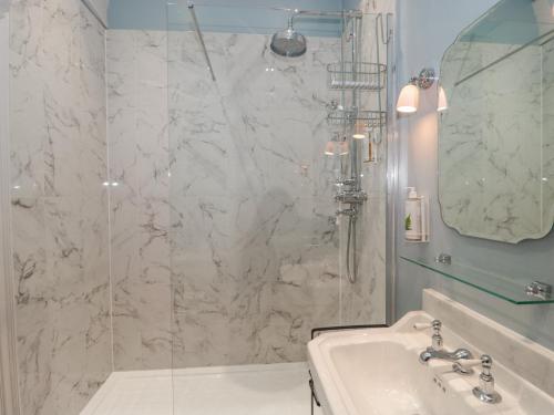 布里德波特The Westgate的带淋浴、盥洗盆和浴缸的浴室