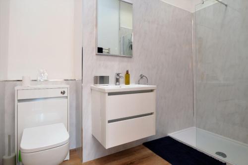 CairnbaanCairnbaan House的浴室配有卫生间、盥洗盆和淋浴。