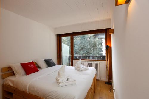 夏蒙尼-勃朗峰Superbe T3 en face du Brevent, Chamonix的一间卧室,床上有白色的鞋