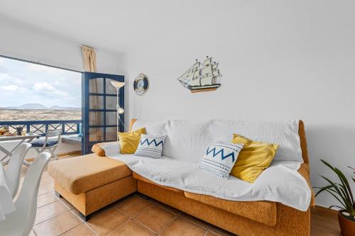 Caleta de CaballoHome2Book Charming Apt Caleta de Caballo Beach的带沙发的客厅和阳台