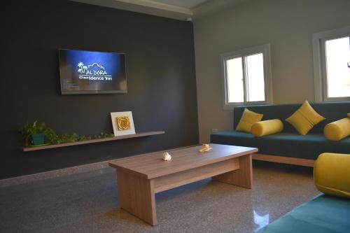赫尔格达Al Dora Residence Suites Hurghada的带沙发和咖啡桌的客厅