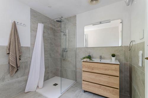 卢克YourHouse Can Marquesi的带淋浴、盥洗盆和镜子的浴室