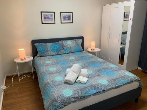 奥克利Chadstone Holiday E2 Villa的一间卧室配有一张床,两台桌子上放着两盏灯