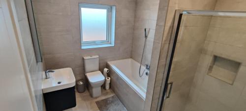 贝尔马利特Fal Mor House的浴室配有卫生间、盥洗盆和淋浴。