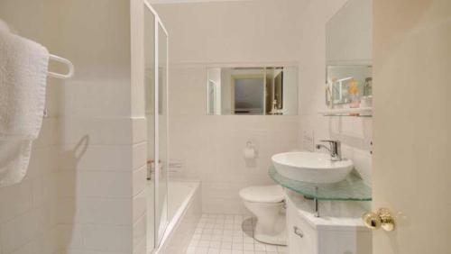 温特沃斯瀑布The Manor in Blue Mountains的白色的浴室设有卫生间和水槽。