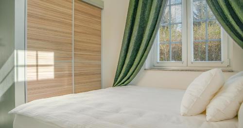 瓦拉日丁Open Space的卧室配有白色的床和窗户。