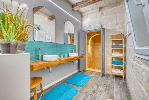 科斯皮夸Le Petit Voyage - CHILL OUT的浴室设有2个水槽和蓝色瓷砖