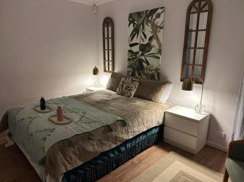 珀斯Cozy Inn的一间卧室配有一张带绿色棉被的床