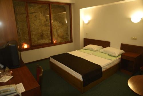 萨拉热窝萨拉杰酒店的酒店客房设有床和窗户。