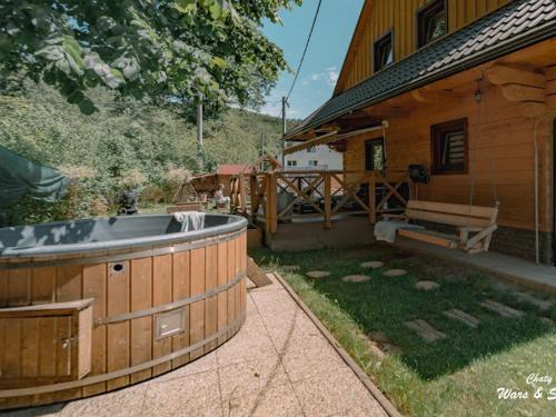 奥什恰德尼察Drevenice Wars & Sawa的房屋旁的院子内的热水浴池
