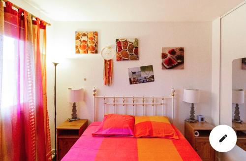 布拉尼亚克2 CHAMBRES B&B PRÈS DE L'AÉROPORT ET DU MEETT的一间卧室配有一张带彩色毯子的床